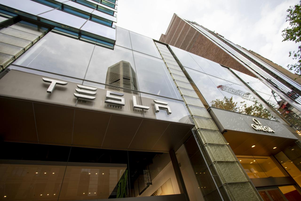 Sebuah bangunan tinggi dengan tanda Tesla di sisinya