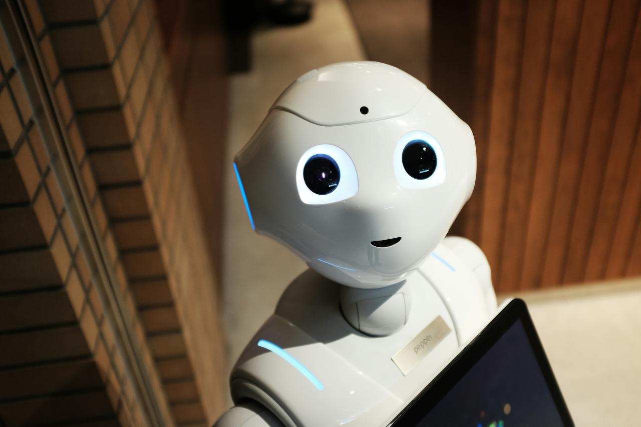 robot putih di dekat dinding coklat