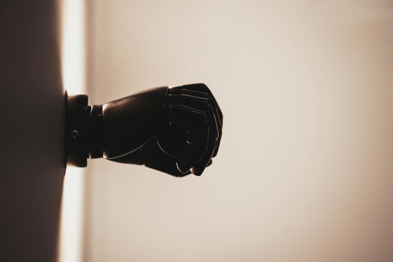 Kamera DSLR hitam pada permukaan putih